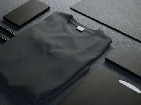 Homme en polo noir personnalisé avec marquage textile, vue face et dos sur fond blanc